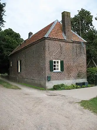 Het poortgebouw, het enige nog staande deel van het kasteel.