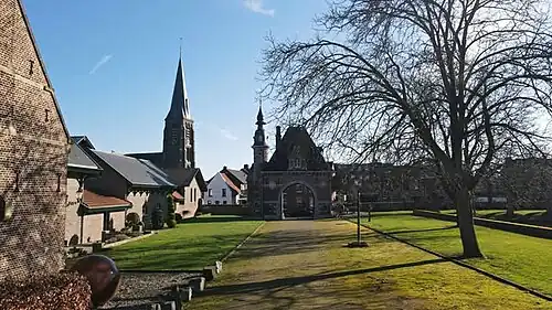 Kerk en poortgebouw vanuit het noorden