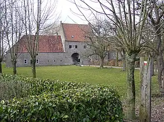 Poortgebouw van Het Kasteelke met Pieterpadmarkering