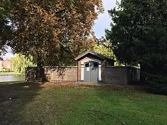 Het poortgebouw op de Westdam.