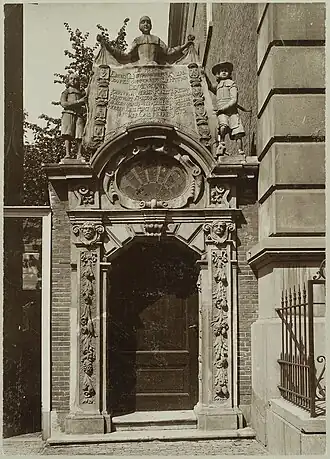 Poortje Old Burger Weeshuis in de Zuiderstraat (tussen 1885 en 1910)