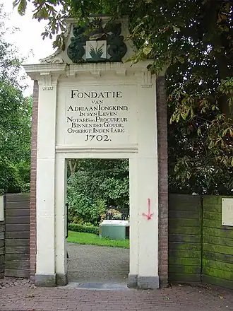 Poortje naar de tuin. Afkomstig van voormalig hofje van Jongkind.