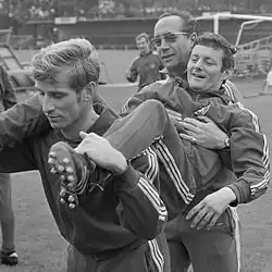 Merkel helpt Cebinac die op rug zit van achterspeler Popp