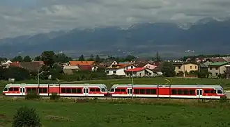 TEŽ trein nabij Poprád-Tatry. Op de achtergrond de Hoge Tatra