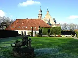 Slottuin met het slot op de achtergrond