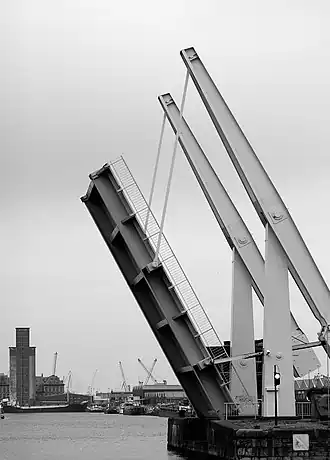 De Londenbrug in de haven van Antwerpen