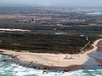 Luchtfoto van Kaap Recife met de vuurtoren en Port Elizabeth op de achtergrond
