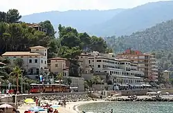 Vierwagentramstel onderweg langs de promenade van Port de Sóller; 2 september 2014.