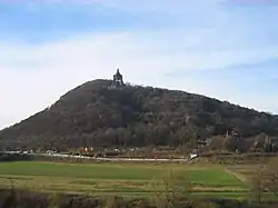 Zicht op de Wittekindsberg met het monument