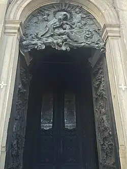 De voordeur van het kerkgebouw.