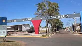 Entree aan de hoofdweg Av. Marília in Mariluz