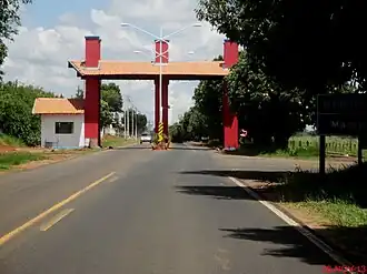 Entree op de hoofdweg Estrada Vicinal Marapuama in Marapoama