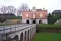 Buitenzijde van de poort met brug