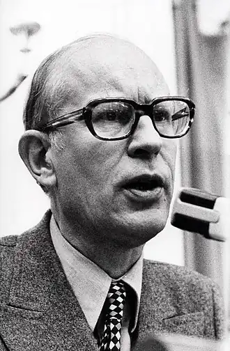 De heer Portheine, VVD-politicus, aan het woord tijdens een debat over de oliesituatie. Nederland, Den Haag, 31 oktober 1973.