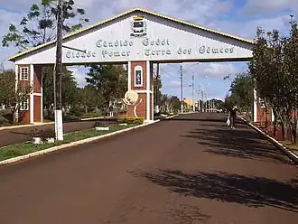 Entree van Cândido Godói aan de hoofdstraat Av. Alvorado (RS-165)