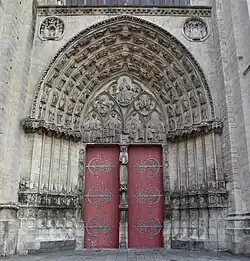 Centraal portiek van de westgevel met Stefanus in het midden
