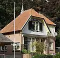 Portierswoning in uitbundige eclectische stijl, behorende bij het inmiddels afgebroken in gelijke stijl opgetrokken landhuis Roobrug