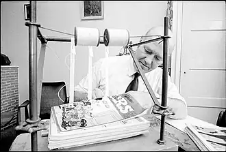 Man die afleveringen van het stripblad Sjors inbindt