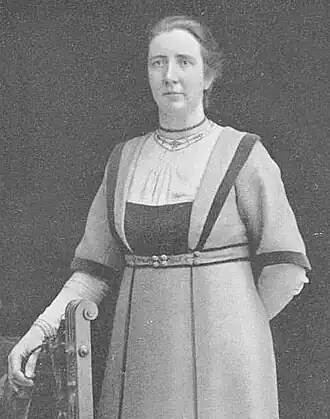 Faddegon in een door haarzelf ontworpen jurk