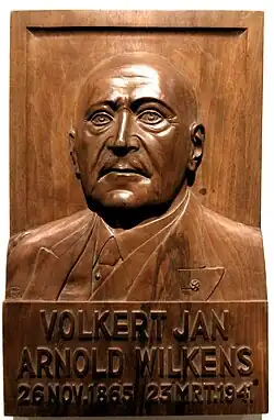 Houtreliëfportret van V.J.A. Wilkens