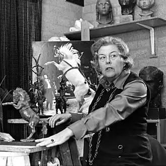 Bep Sturm in eigen atelier, 1975