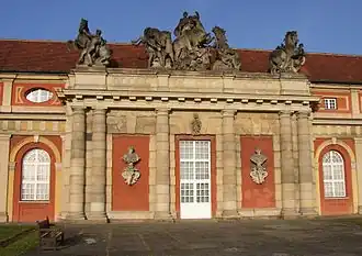 Ingangsportaal van de in 1685 voor de koningen van Pruisen gebouwde Marstall te Potsdam (tegenwoordig Filmmuseum)