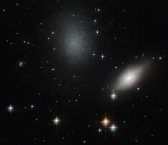 NGC 5011C (links) en NGC 5011B