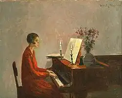 Vrouw spelend op de piano