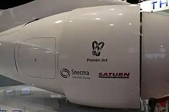 De logo's van PowerJet (boven), Snecma (links) en NPO Saturn (rechts) op een SaM146 op de luchtshow van Singapore in 2010.