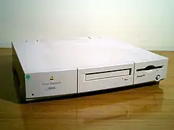 Power Macintosh 6100/66 met een behuizing op basis van de Quadra 610