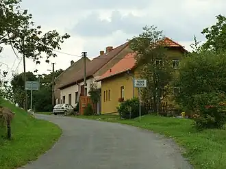 Toegangsweg tot het dorp (2010)