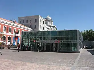 De zuidelijke toegang van het busstation voor het gebouw uit 1882