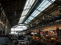 Overdekt winkelcentrum in de vroegere stationshal