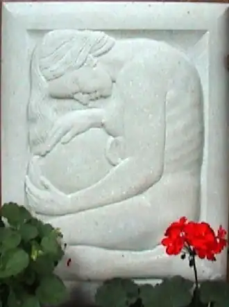 Reliëf hurkend meisje (Wenen, 1946)