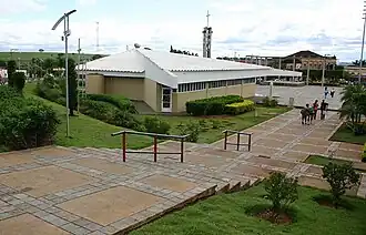 Het centrale plein met de katholieke kerk Nossa Senhora Abadia in Icém