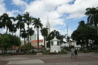 Het plein praça Dr. Gama en de katholieke kerk Imaculada Conceição in het centrum van Birigui
