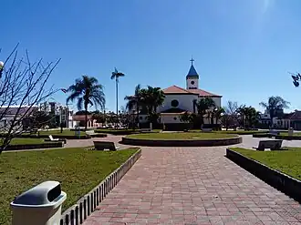 Het plein praça Getúlio Vargas met de katholieke kerk Nossa Senhora da Conceição in Divisa Nova