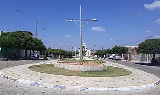 Het plein praça Irineu Cavalcante de Oliveira met katholieke kerk São José in Rodolfo Fernandes