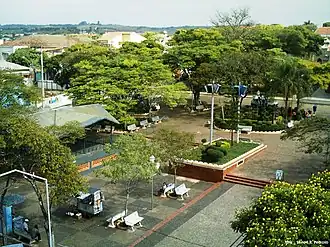 Het plein praça Monsenhor Ribeiro gezien vanaf de kerktoren in het centrum van Angatuba
