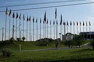 Het plein praça das Bandeiras in Guapiaçu