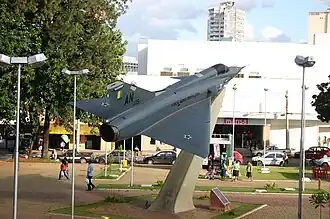Monument voor de Braziliaanse luchtmacht op het plein Praça Americano do Brasil in Anápolis