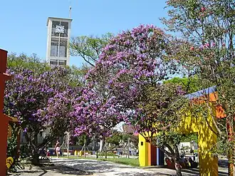 Het plein Praça da Bandeira met de Lutherse kerk in Sapiranga