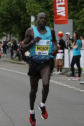 Mosop in actie tijdens de marathon van Praag 2014
