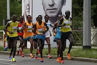 Tijdens de marathon van Praag in 2014 (met rood shirt)