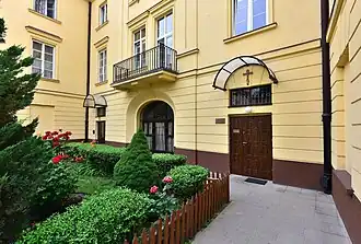 De ingang van de kerk