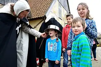 Bezoekers in het preHistorisch Dorp
