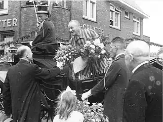 Oskamp begroet de Rooms-katholieke priester en plaatsgenoot Anton Schaars na dienst terugkeer uit Dachau.
