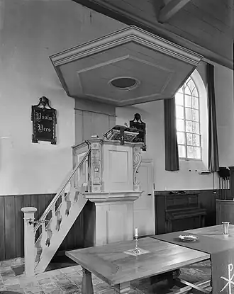 preekstoel en psalmborden