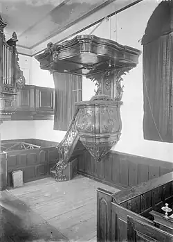 Preekstoel in de kerk van Heveskes