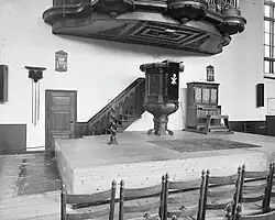Preekgestoelte en staander met doopvonthouder (1974)